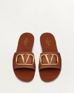 VLOGO SIGNATURE SLIDE SANDAL IN GRAINY COWHIDE WITH ACCESSORY - Image 3
